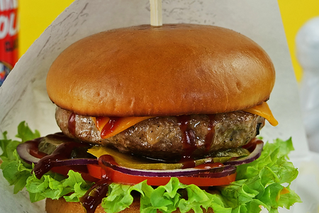 Гамбургер с двойной говяжьей котлетой