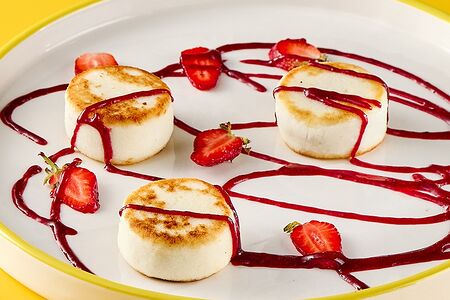 Нежные сырники с ягодным соусом