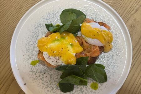 Бриошь с лососем, авокадо и пашот