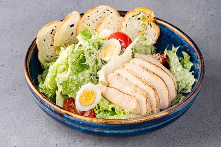Салат Цезарь с курицей