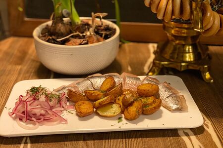 Бочковая селедочка с маслом, зеленым луком и обжаренным картофелем