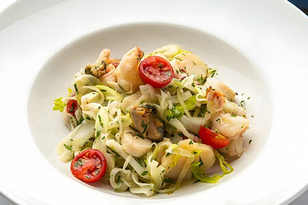 Теплый салат с морепродуктами