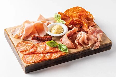 Ассорти из итальянских колбас