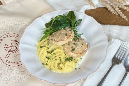 Нежные котлеты из индейки с картофельным пюре и сливочным соусом