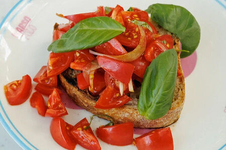 Брускетта с томатами и базиликом
