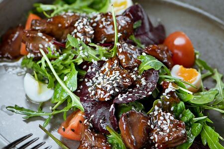 Салат с куриной печенью