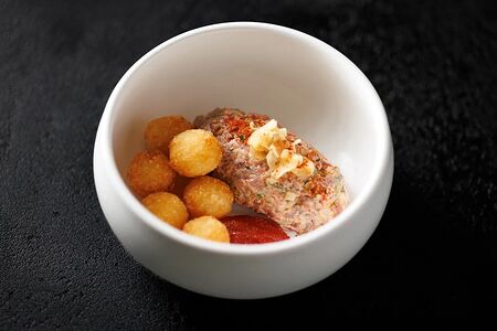 Тартар из говядины, спайси-соус, хрустящий рис