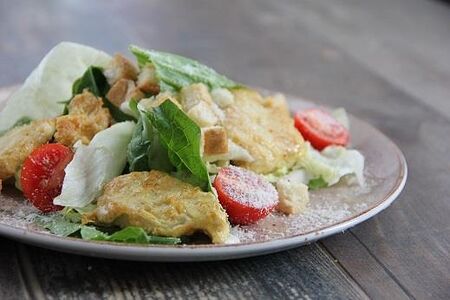 Салат Цезарь с курицей