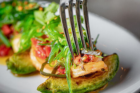 Жареные креветки, авокадо на гриле, салат чука