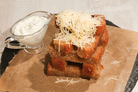 Гренки чесночные с сыром пармезан 