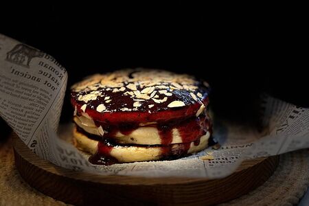 Панкейк с черной смородиной и миндалем 