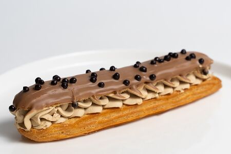 Эклер кофейный