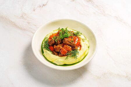 Гуляш из говядины со шпинатным пюре