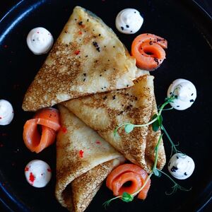 Блинчики с лососем и творожным сыром 