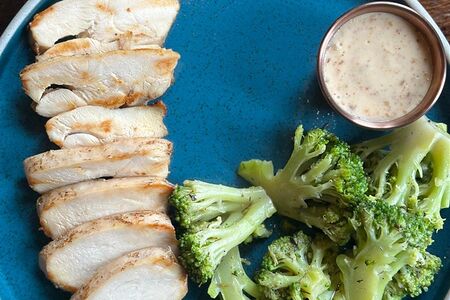 Куриная грудка гриль с брокколи и ореховым соусом