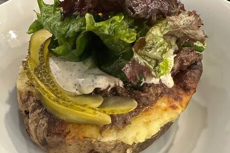 Печёный картофель с говяжьими щёчками