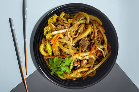 Удон с говядиной в азиатском соусе