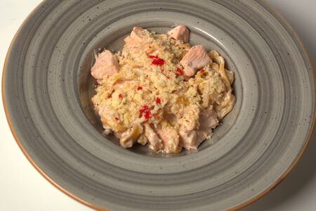 Паста с лососем и азиатским соусом