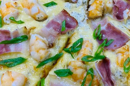 Пицца бекон и креветки 