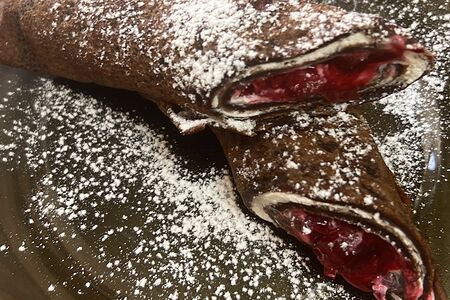 Шоколадный блин с вишней