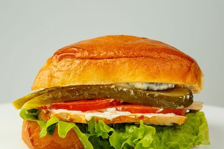 Сэндвич Буженина со сливочным хреном