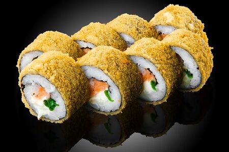 Горячий ролл с лососем и сливочным сыром