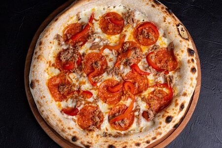 Пицца с тунцом и чоризо