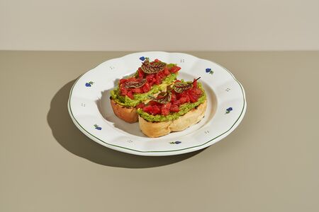 Брускетта с гуакамоле и томатами