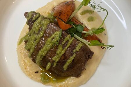 Томленая щека на поленте с Песто из брокколи