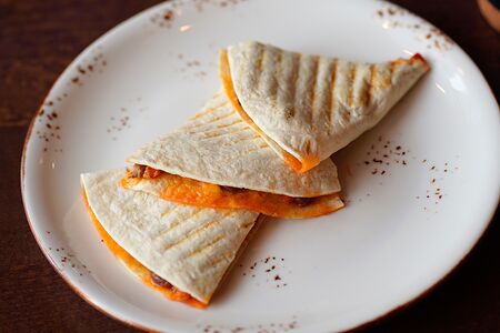 Кесадилья болоньезе