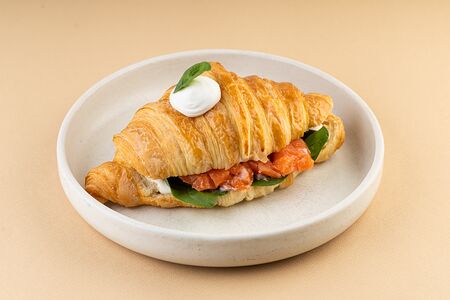 Круассан с лососем и крем-чизом