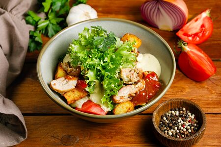 С цыпленком и соусом сациви