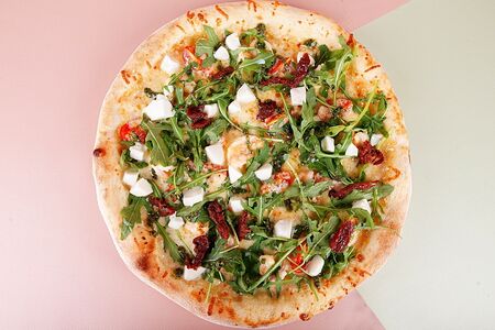 Пицца с креветками и рукколой 