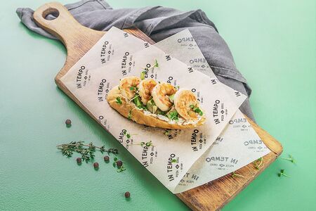 Брускетта с креветками