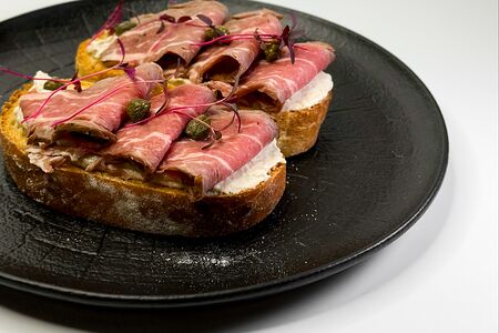 Брускетта с ростбифом