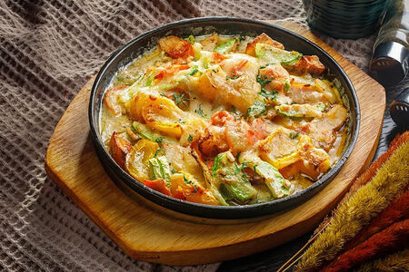 Овощи, запеченные с курицей и моцареллой