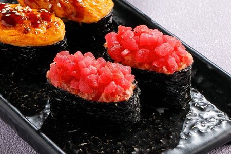 Острые суши с тунцом