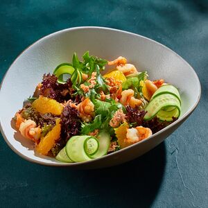 Салат с креветками и лососем горячего копчения