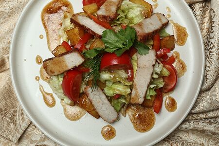 Салат с пряной свининой