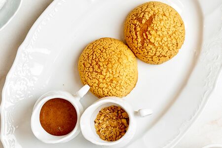 Профитроли с ванильным кремом и шоколадом