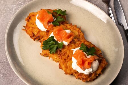 Драники с форелью и сливочным сыром