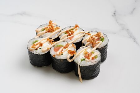 Малый ролл с копчёным лососем, зелёным луком, сыром, спайси и луком фри №18