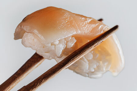 Суши с сахалинским гребешком