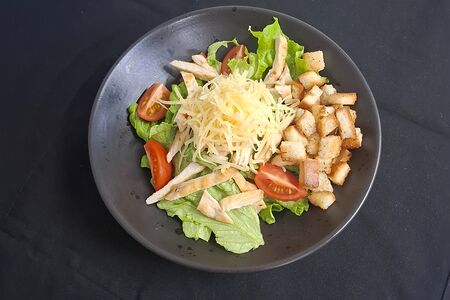 Салат Цезарь с курицей