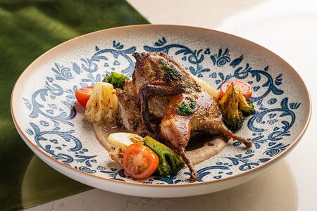 Перепелка с овощами и ореховым соусом