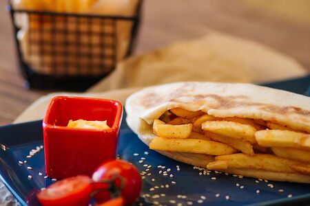 Большая гиро булочка с курицей