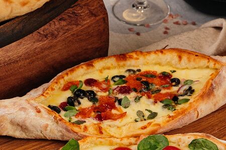 Пиде с сыром и колбасками 