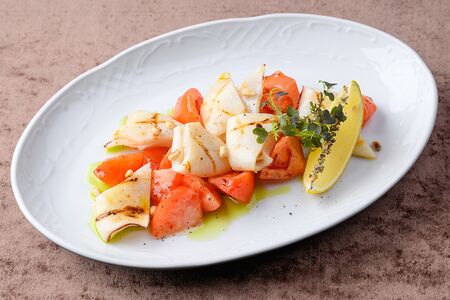 Кальмар гриль с томатами 