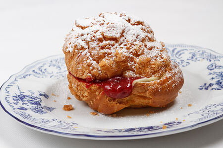 Шу с кремом фисташка-малина