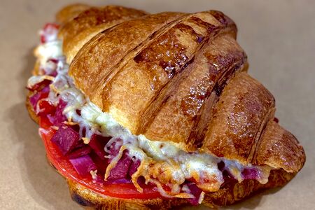 Круассан с говядиной острый 